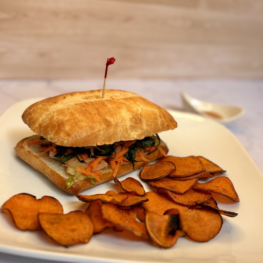 Ciabatta de Pollo BBQ con Chips de Camote